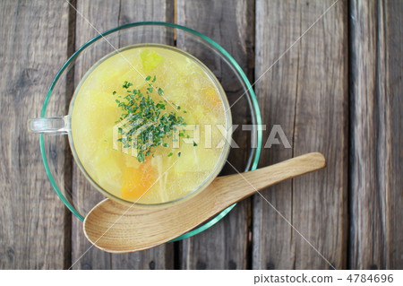 玻璃杯中的清湯 玻璃杯中的清湯 4784696