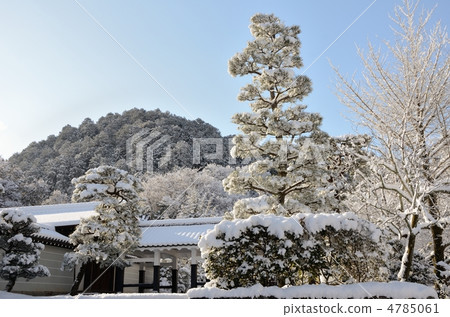 Nanzenji with snowy scenery 4785061