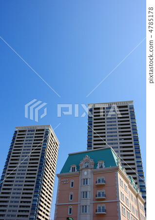 高層公寓和藍天 高層公寓和藍天 4785178