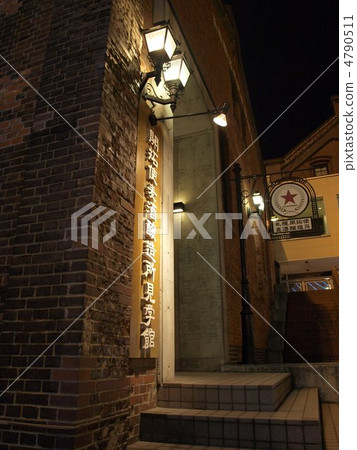 啤酒釀造遊覽舞台的夜間啤酒廠的先驅 4790511