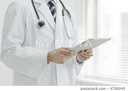 Doctor with tablet PC 4790840