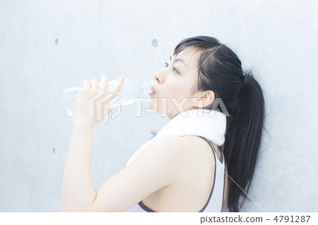 一個女人喝水 4791287