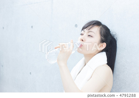 一個女人喝水 4791288