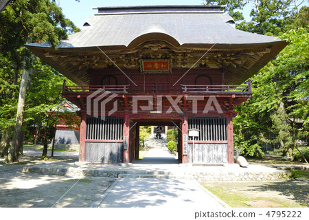 The mountain gate of the Buddhist temple (Deva gate) 4795222