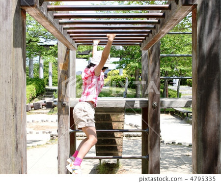 演奏雲彩的女孩 4795335