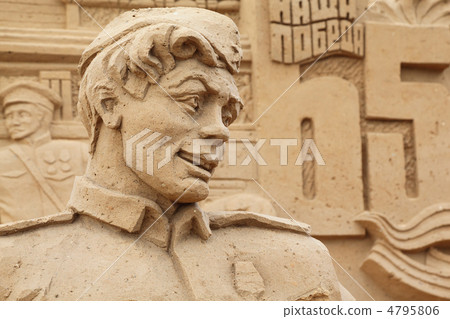 MOSCOW - SEPTEMBER 7: Sculpture of soldier on All-Russian Exhibi MOSCOW - SEPTEMBER 7: Sculpture of soldier on All-Russian Exhibi 4795806