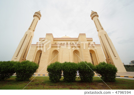 BAHRAIN - APRIL 16: Al-Fateh Grand Mosque - national islamic arc 4796594