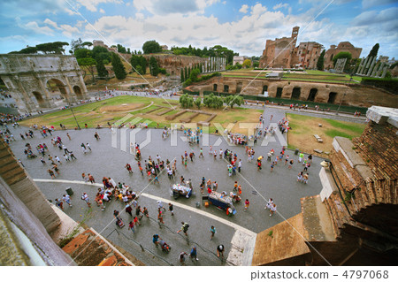 ROME - AUGUST 5: Arch of Constantine and Temple of Venus and of ROME - AUGUST 5: Arch of Constantine and Temple of Venus and of 4797068