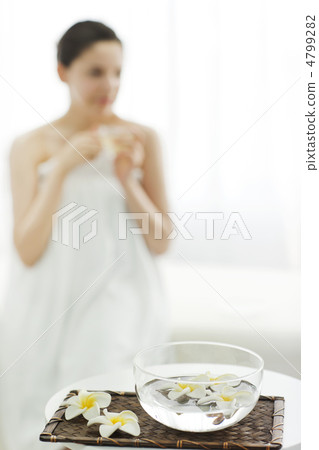 一個女人喝花和涼茶 4799282