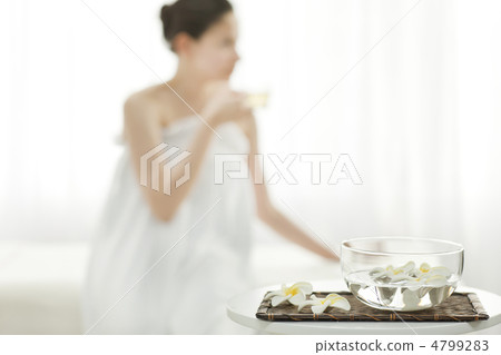 一個女人喝花和涼茶 4799283