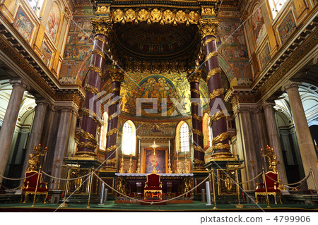 Altar in Papal Basilica of Saint Mary Major. Luxury gold decorat Altar in Papal Basilica of Saint Mary Major. Luxury gold decorat 4799906