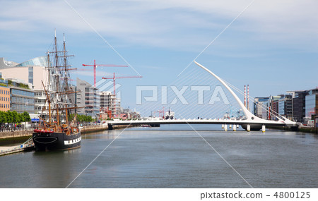 Samuel Beckett Bridge over River Liffey at day in Dublin, Irelan Samuel Beckett Bridge over River Liffey at day in Dublin, Irelan 4800125