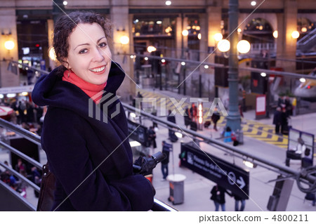 Young smiling woman close up stands half-turned on the second fl 4800211