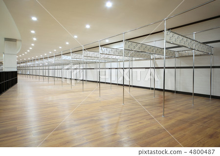 Long locker room with sectors from metallic pipes 4800487