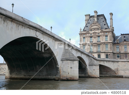 Seine river, bridge Pont Royal and Louvre in Paris, France, lant Seine river, bridge Pont Royal and Louvre in Paris, France, lant 4800518