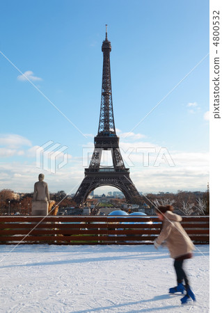 woman are skating, Eiffel Tower in winter at Paris, France woman are skating, Eiffel Tower in winter at Paris, France 4800532