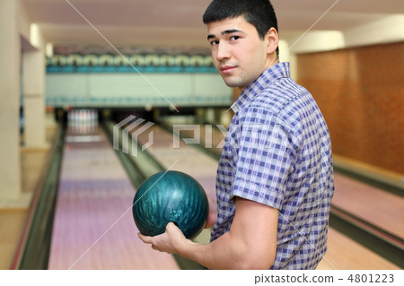 Young man stands sideways and and holds  ball for bowling 4801223