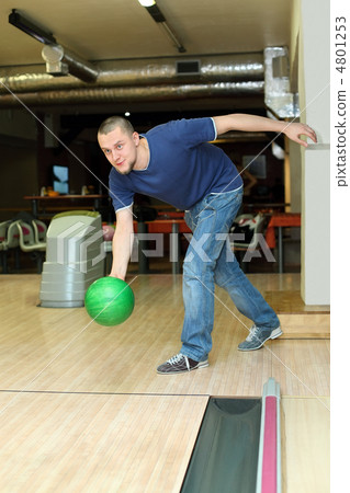 Fellow planted oneself for throw of ball in bowling club 4801253