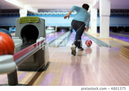 Man exactly throws up ball on skittles in bowling club 4801375