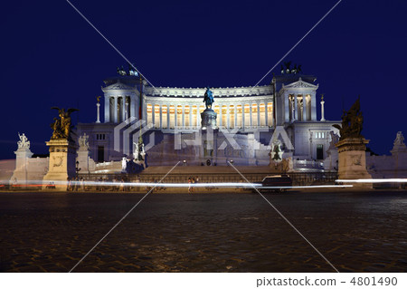 Equestrian monument to Victor Emmanuel II near Vittoriano at nig Equestrian monument to Victor Emmanuel II near Vittoriano at nig 4801490