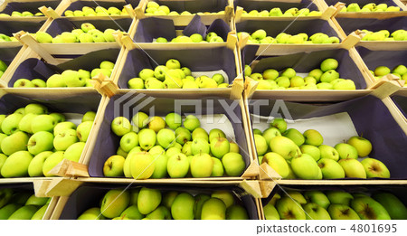 Beautiful juicy green apples in boxes in shop, rows of boxes of Beautiful juicy green apples in boxes in shop, rows of boxes of 4801695