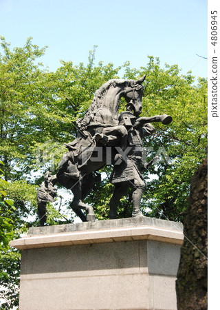 The statue of "Hatakeyama Tadashida" bearing the beloved crescent moon (Hatakeyama Shigetada public historical park / Fukaya city, Saitama Prefecture) 4806945