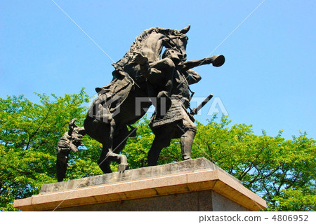 The statue of "Hatakeyama Tadashida" bearing the beloved crescent moon (Hatakeyama Shigetada public historical park / Fukaya city, Saitama Prefecture) 4806952