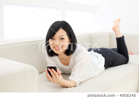 使用iPhone的女孩 4808248