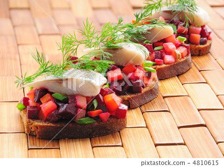 Sandwiches with rye bread, herring and vegetables 4810615