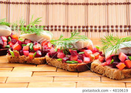 Sandwiches with rye bread, herring and vegetables 4810619