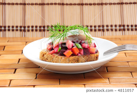 Sandwiches with rye bread, herring and vegetables 4811057