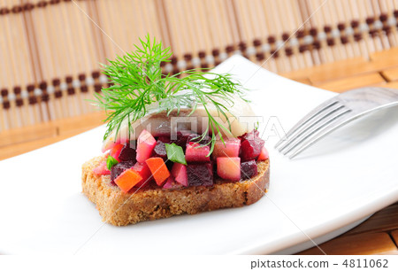 Sandwiches with rye bread, herring and vegetables 4811062