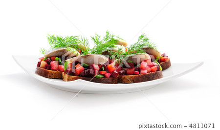 Sandwiches with rye bread, herring and vegetables 4811071