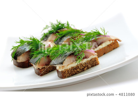 Sandwiches of rye bread with herring, onions and herbs. 4811080