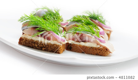 Sandwiches of rye bread with herring, onions and herbs. 4811082