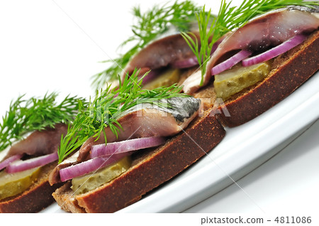 Sandwiches of rye bread with herring, onions and herbs. 4811086