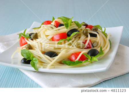Spaghetti with tomato, capers and basil with olives 4811123