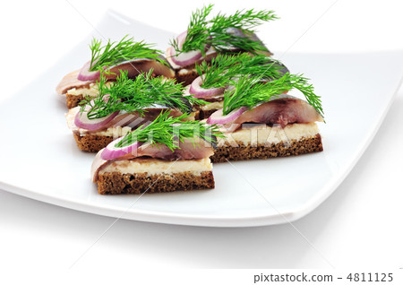 Sandwiches of rye bread with herring, onions and herbs. 4811125