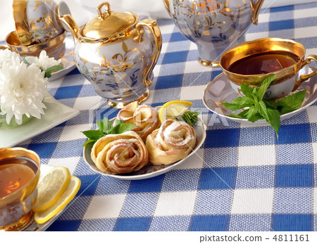 Rosettes from apples and dough Rosettes from apples and dough 4811161