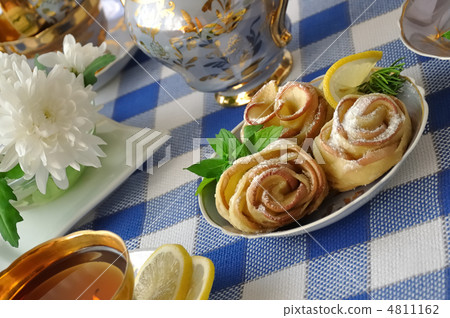 Rosettes from apples and dough Rosettes from apples and dough 4811162