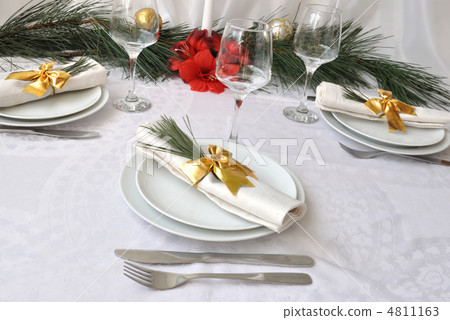 Coordinated decorative napkin on a plate with cutlery 4811163