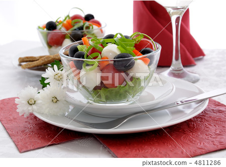 Salad of lettuce, cherry tomatoes, olives and mozzarella with pe 4811286