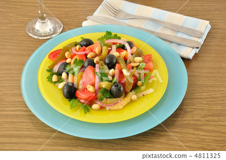 Salad of roasted peppers with tomato, peanuts and olives 4811325