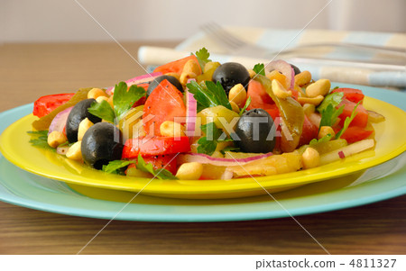 Salad of roasted peppers with tomato, peanuts and olives 4811327