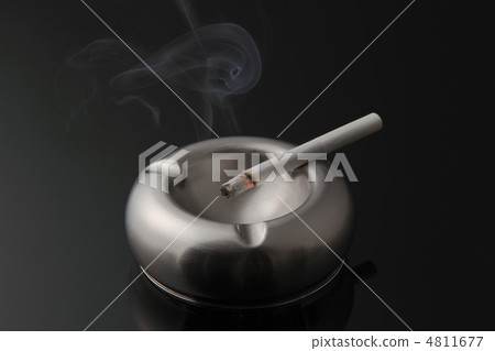 煙草和煙灰缸 煙草和煙灰缸 4811677