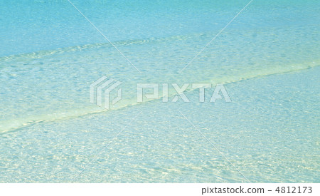 Soft wave of the sea on the sandy beach 4812173