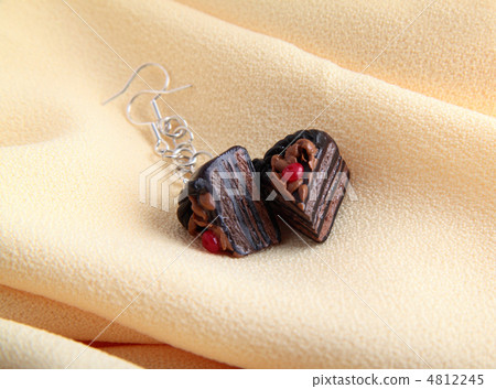 Fashion earrings with chocolate cake 4812245