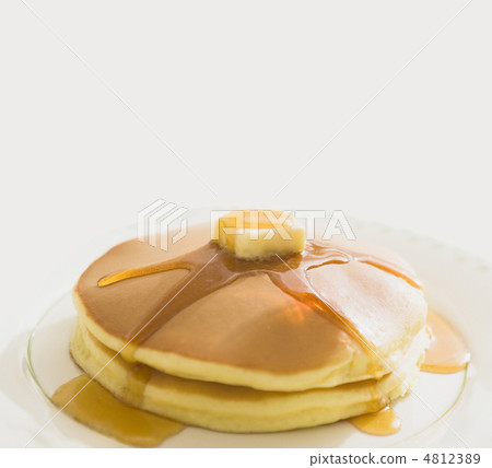 Golden pancakes with butter and warm maple syrup 4812389