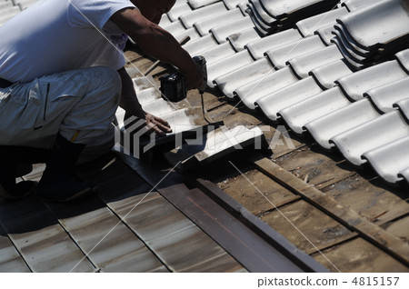 Renovation work of the waist-roofed roof 4815157