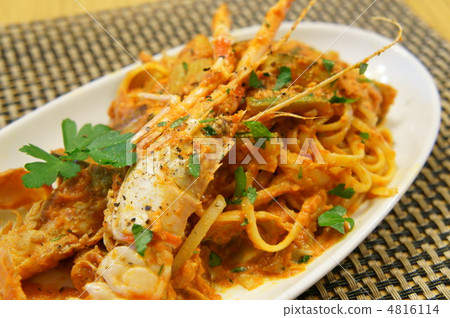 扁麵條scampi和朝鮮薊,西葫蘆番茄奶油醬 扁麵條scampi和朝鮮薊,西葫蘆番茄奶油醬 4816114